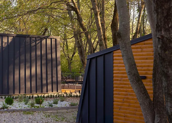 Blisku Do Gradot - Riverfront Luxury Cabins