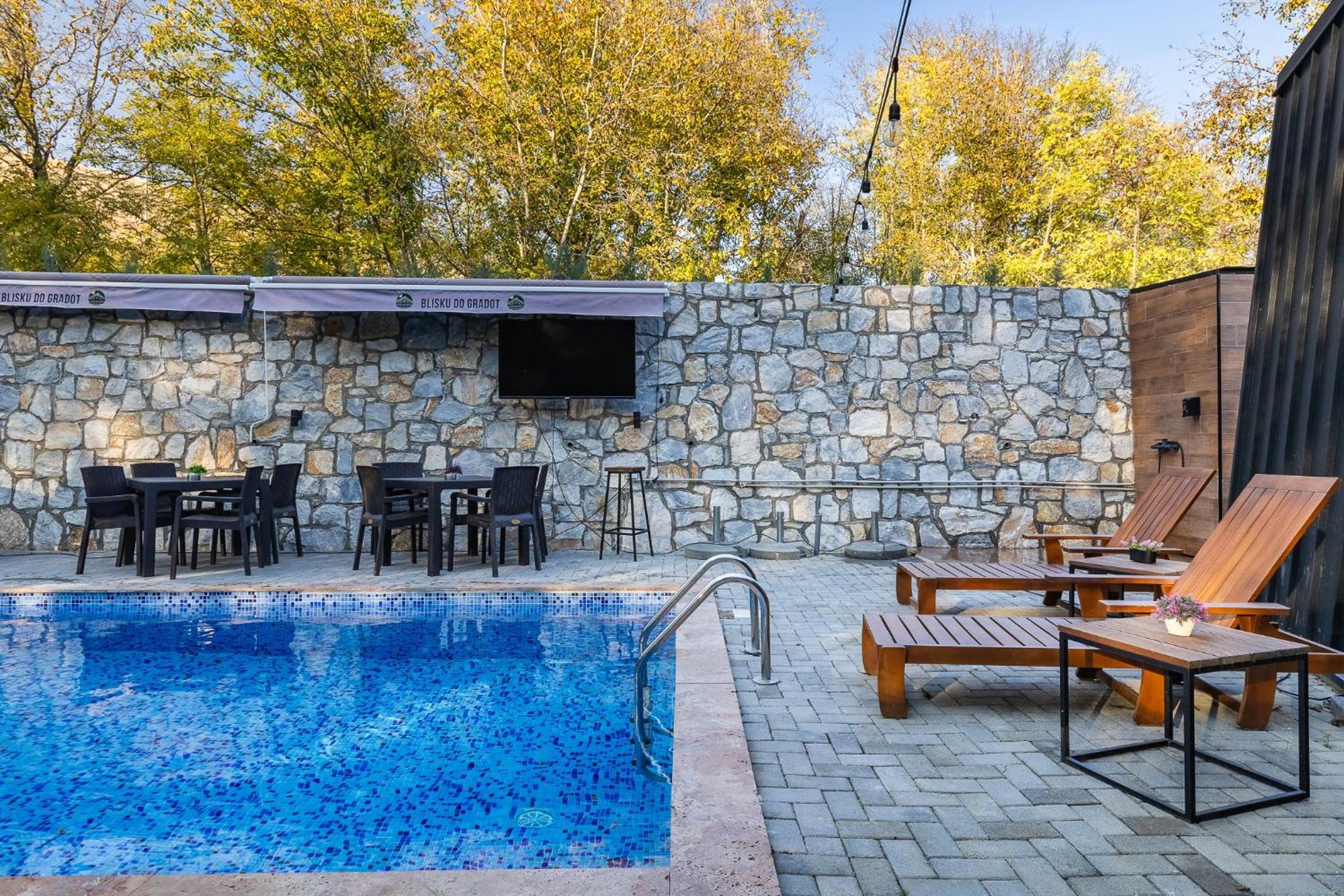 Lodge Blisku Do Gradot - Riverfront Luxury *