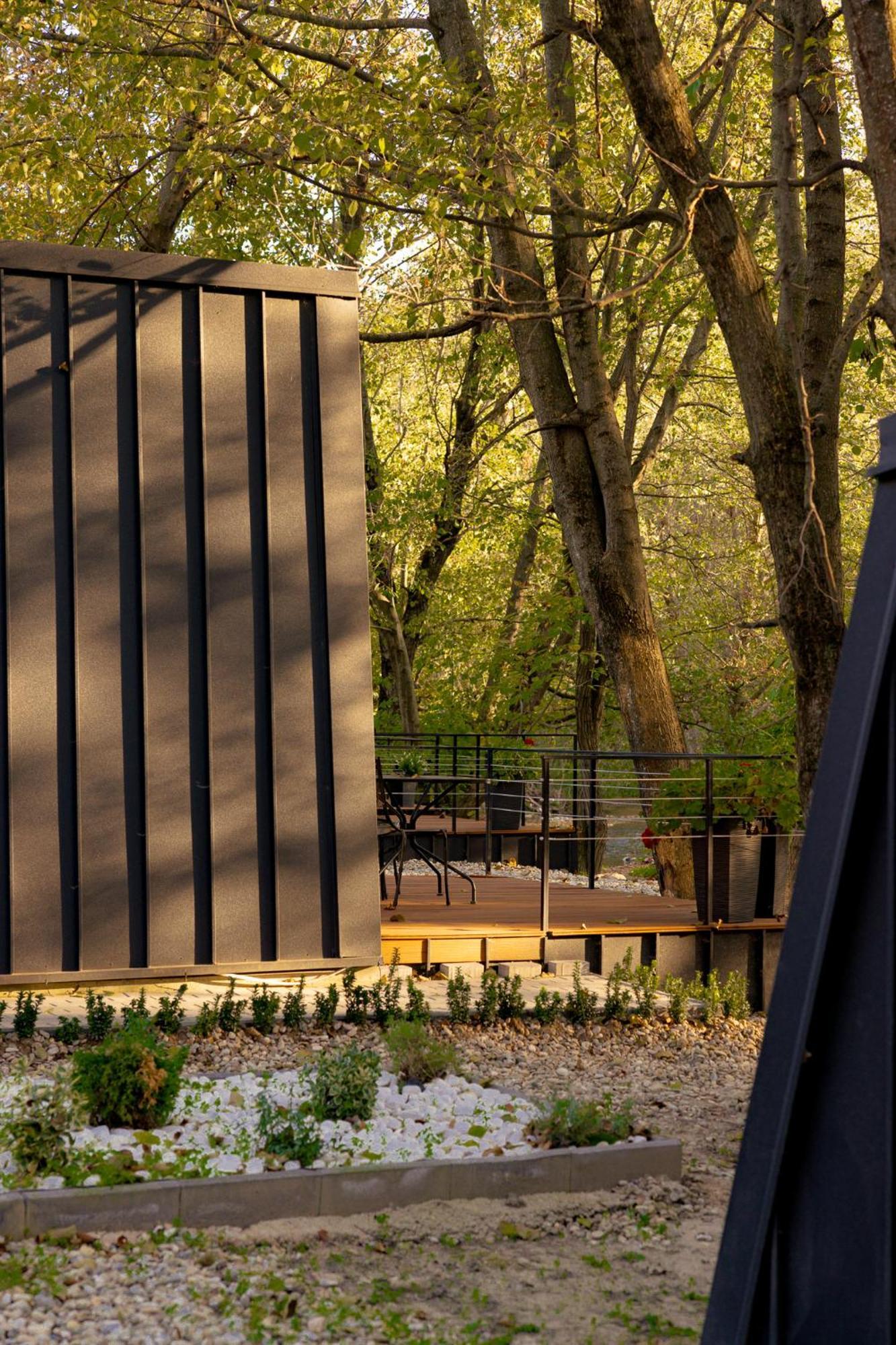 Blisku Do Gradot - Riverfront Luxury Lodge *