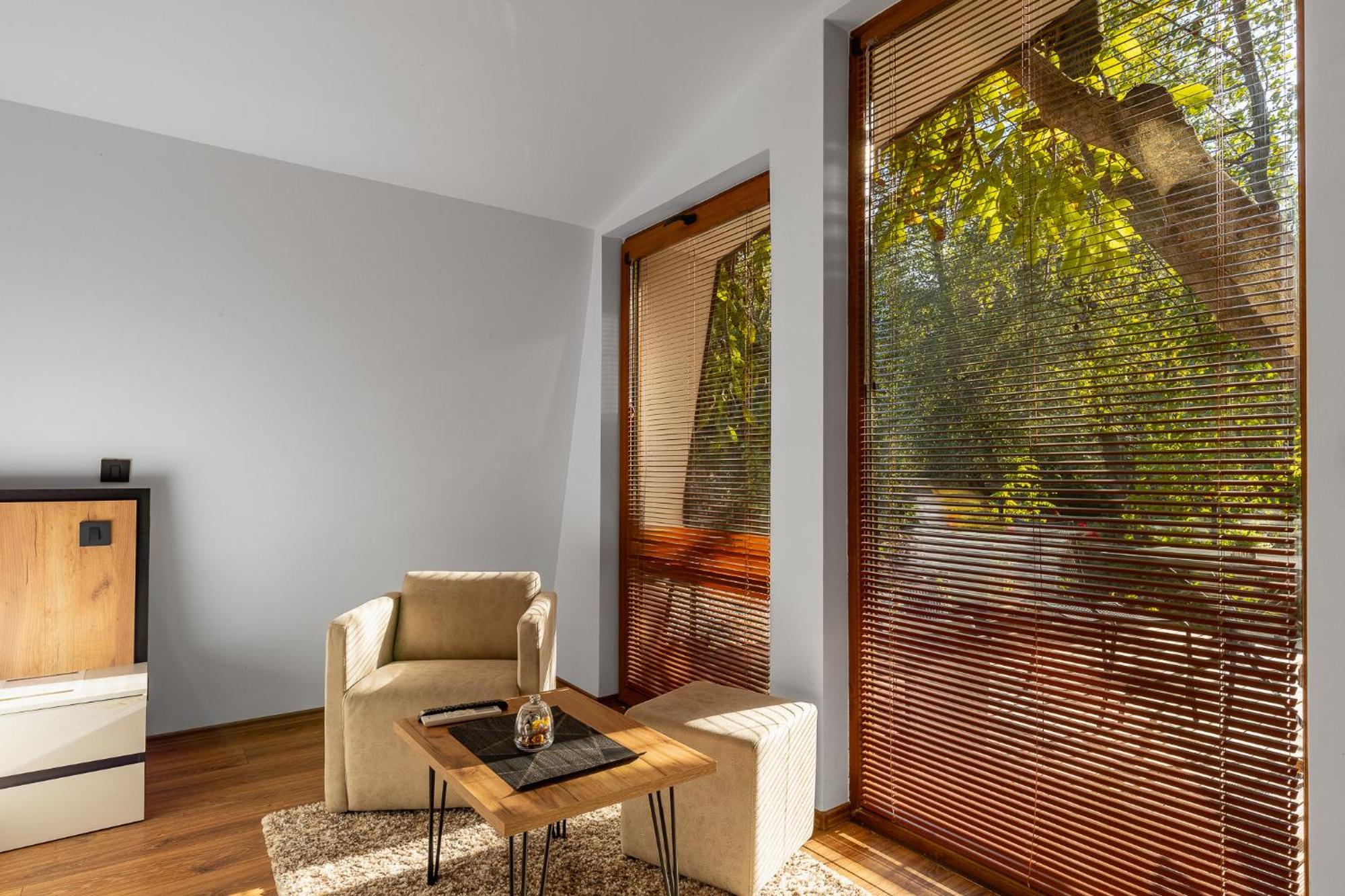 Blisku Do Gradot - Riverfront Luxury *