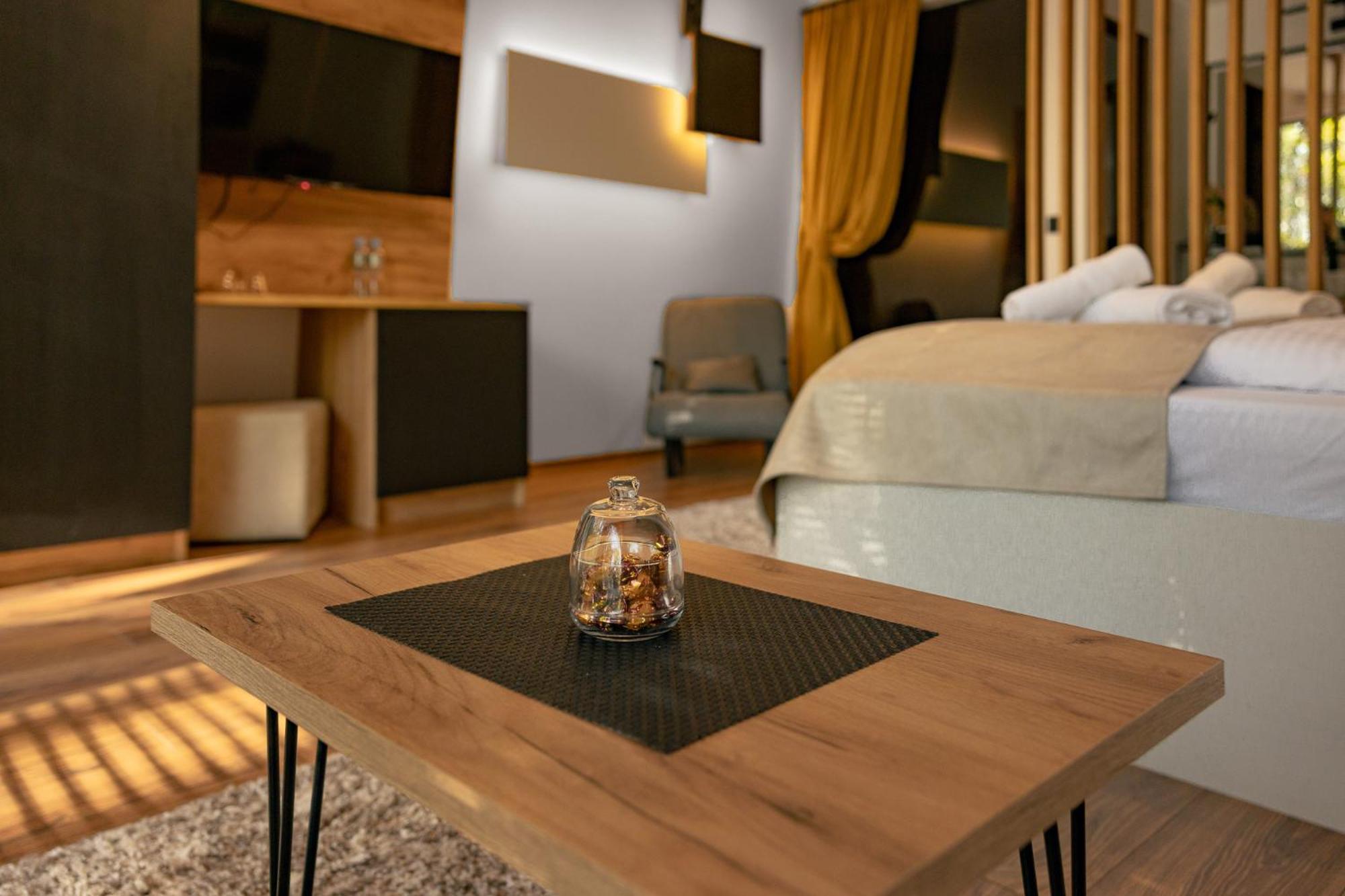 Lodge Blisku Do Gradot - Riverfront Luxury *