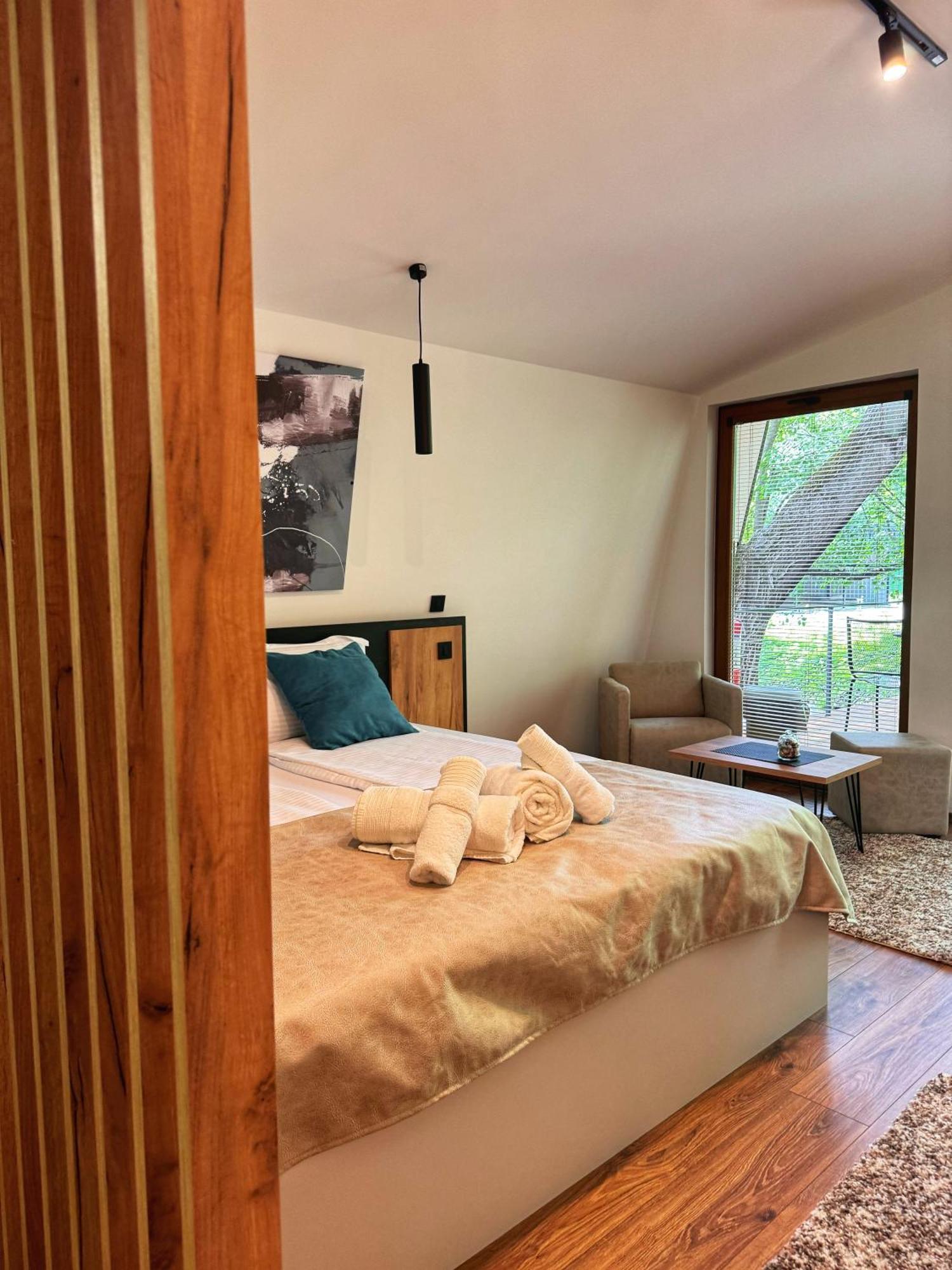 Blisku Do Gradot - Riverfront Luxury *