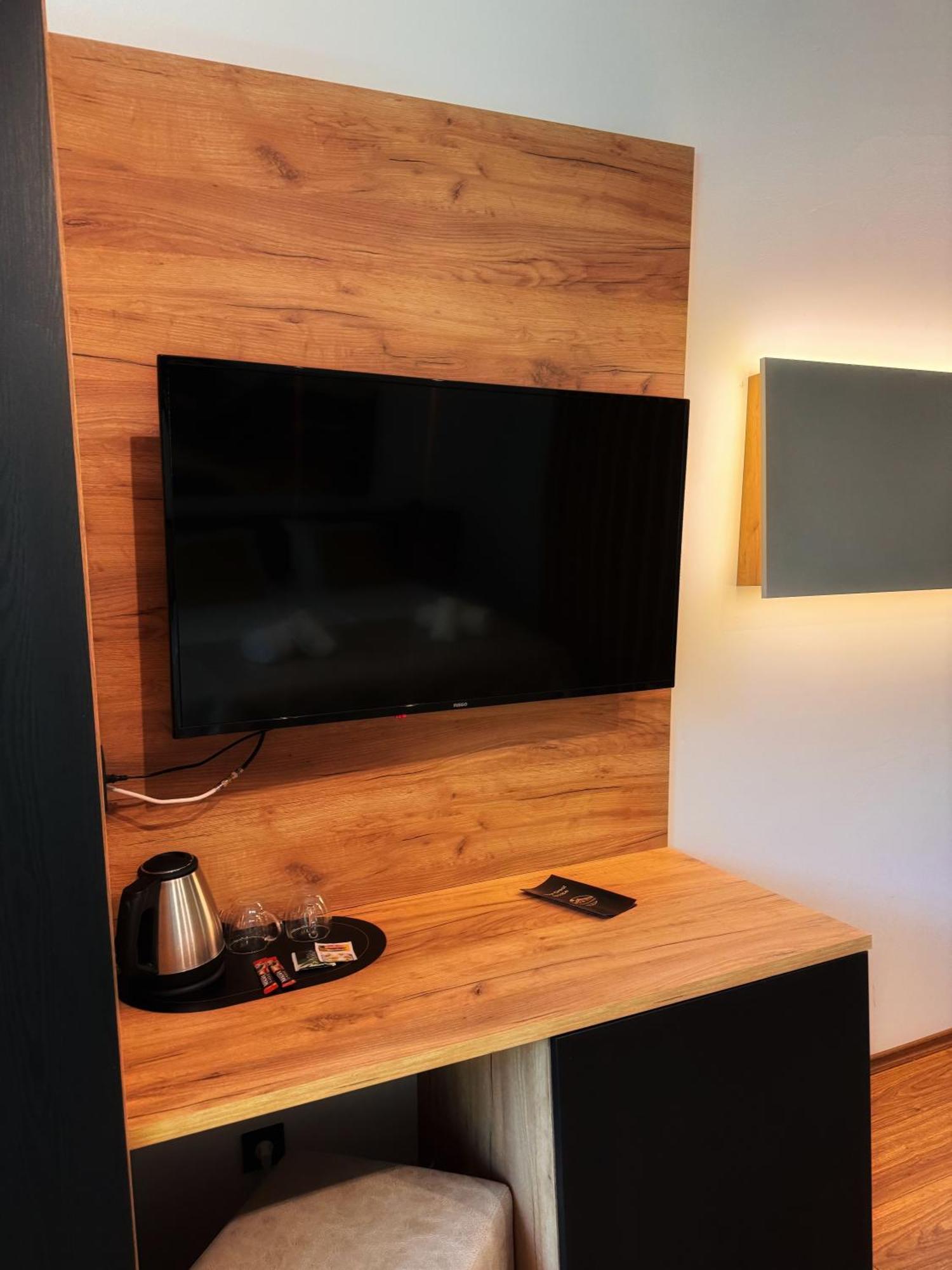 Blisku Do Gradot - Riverfront Luxury Lodge