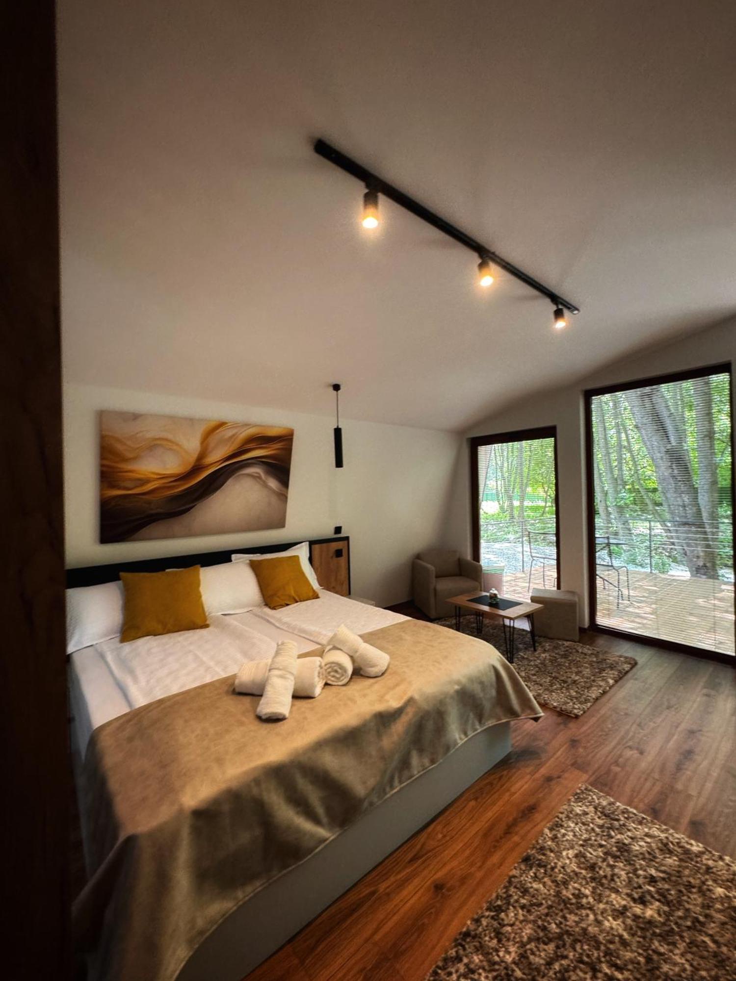 Blisku Do Gradot - Riverfront Luxury Lodge *