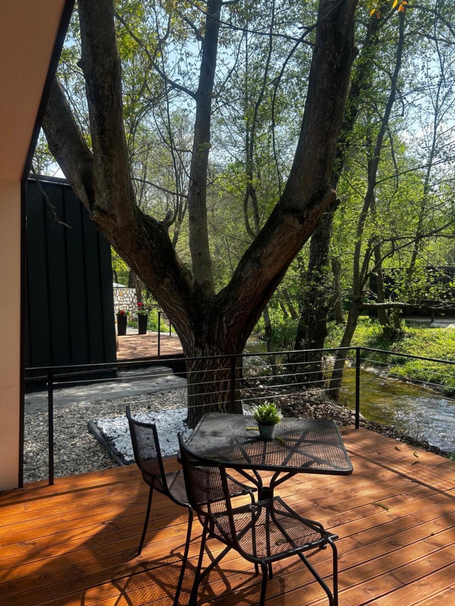 Blisku Do Gradot - Riverfront Luxury Lodge
