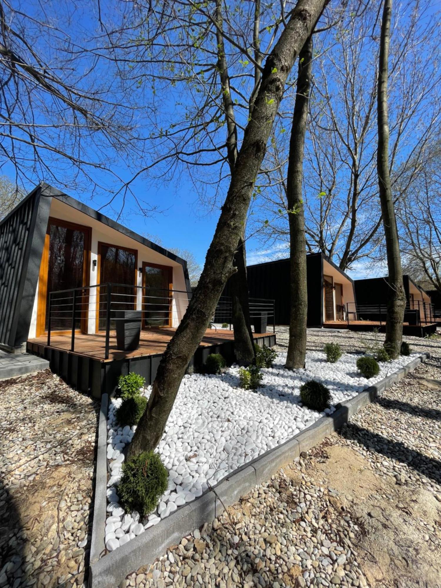 Blisku Do Gradot - Riverfront Luxury Lodge *