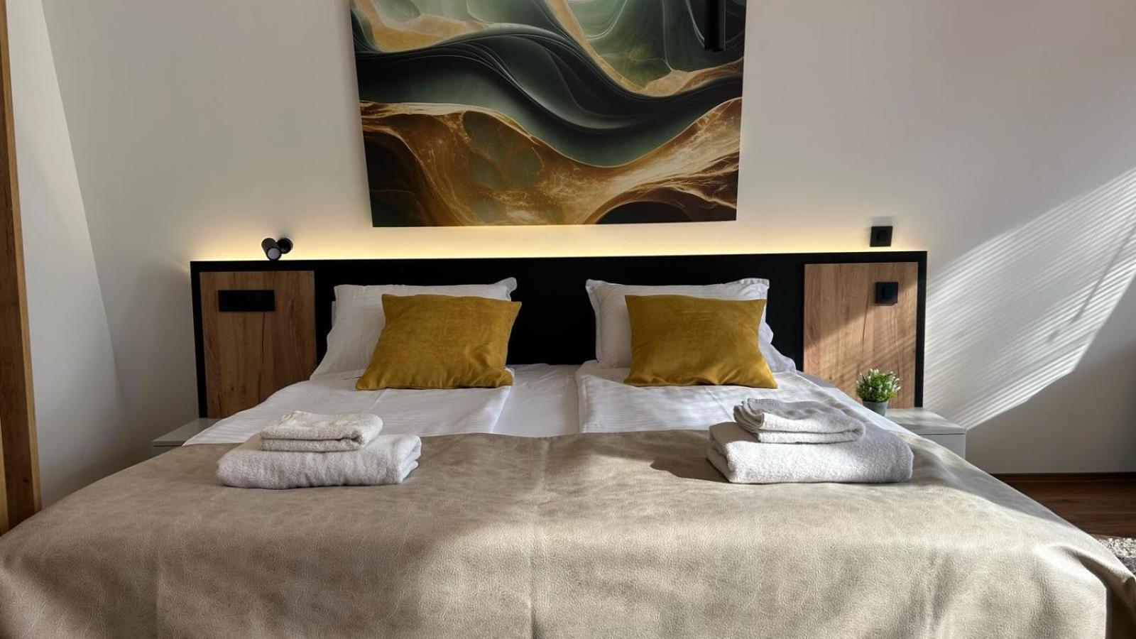 Blisku Do Gradot - Riverfront Luxury *