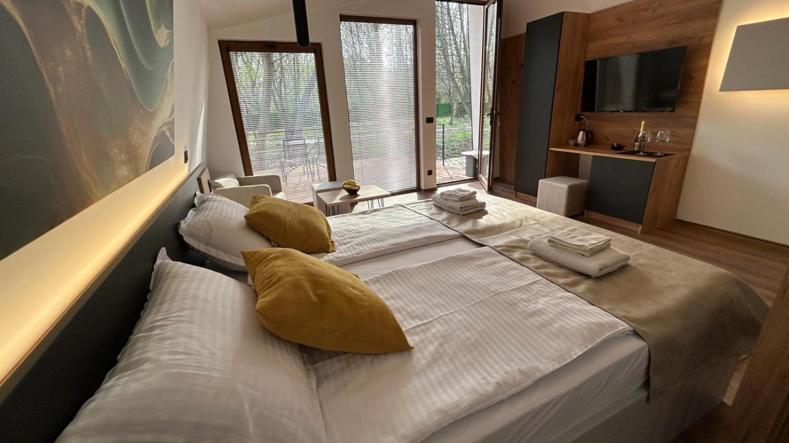 Lodge Blisku Do Gradot - Riverfront Luxury *
